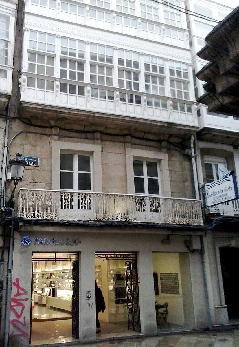 826px-Casa_de_Juana_de_Vega_na_rúa_Real_da_Coruña
