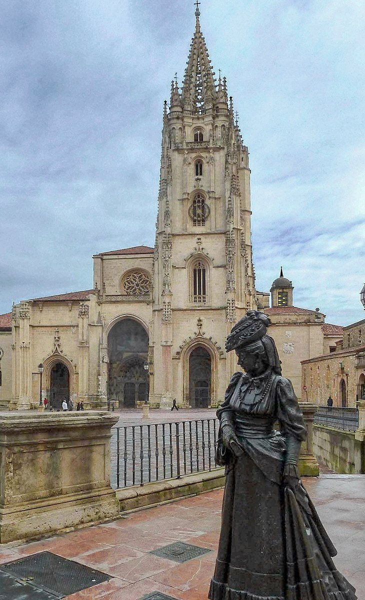 Catedral_de_Oviedo_y_escultura_de_La_Regenta Coruña