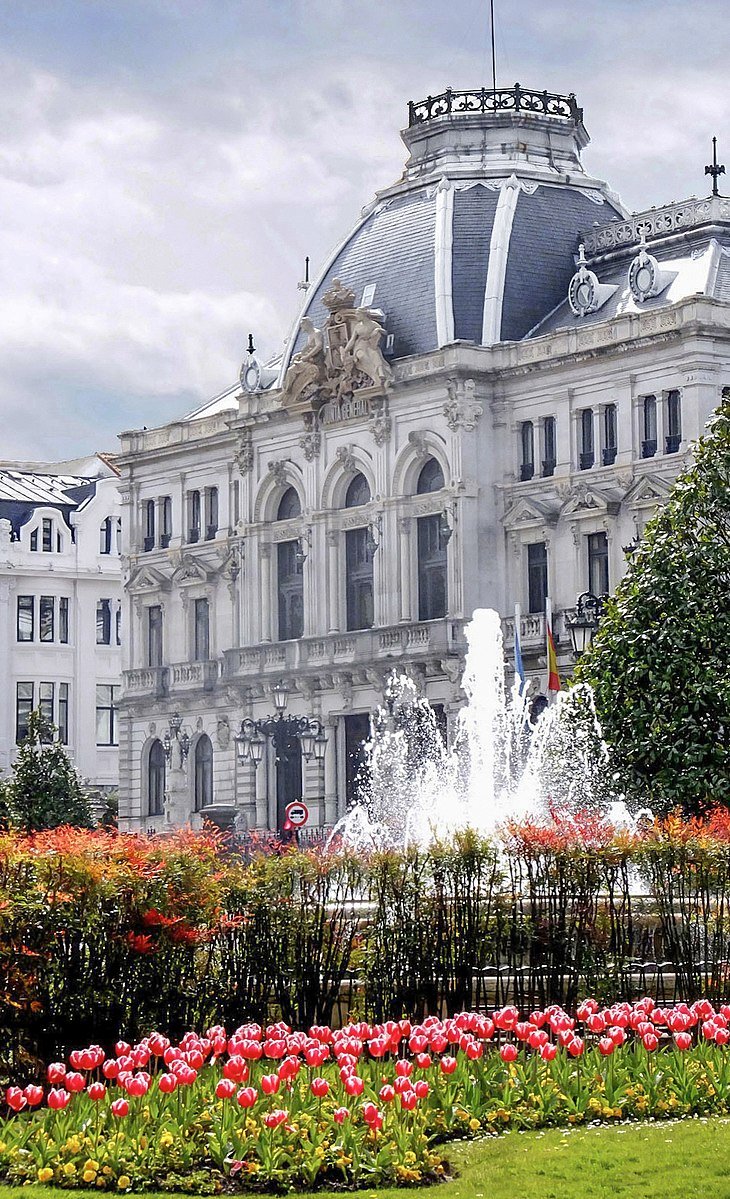Edificios_de_Oviedo_(14924278256)_edited