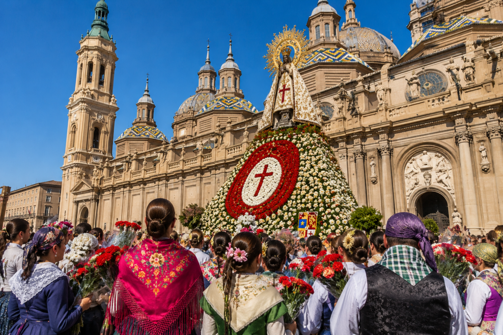 Ofrenda de Flores de las Fiestas del Pilar en Zaragoza frente a la Basílica del Pilar